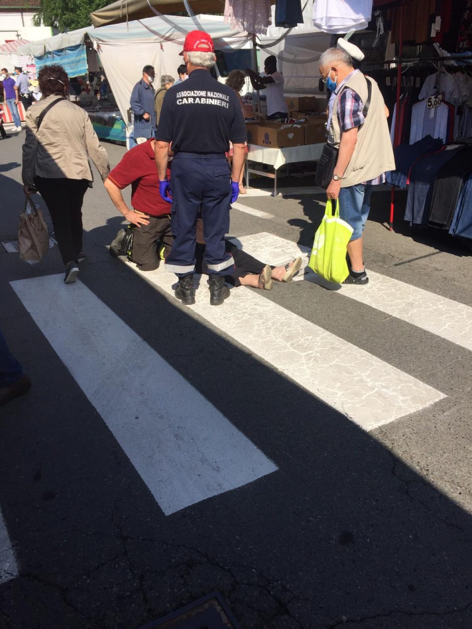 Anziana inciampa e cade al mercato di Chivasso LE FOTO