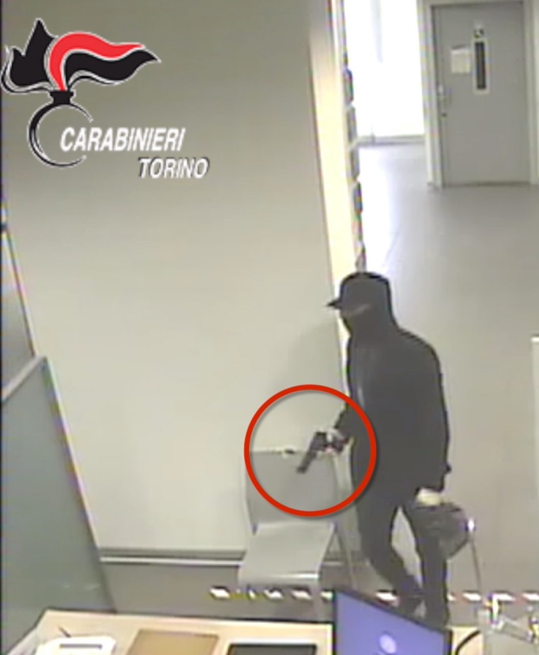 Giovane di Chivasso rapina una banca e fugge con l’auto del papà: arrestato IL VIDEO