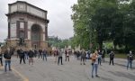 Mascherine tricolori in piazza a Torino
