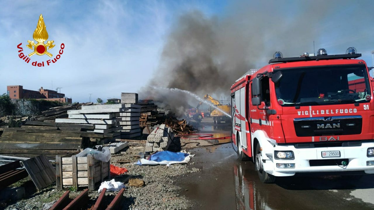 Incendio sulla linea ferroviaria in zona Lingotto