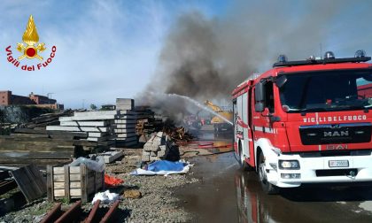 Incendio sulla linea ferroviaria in zona Lingotto