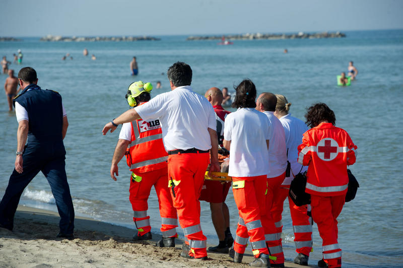 Muore mentre passeggia sul lungo mare