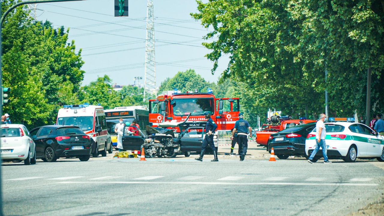 Scontro tra due auto, muore una donna