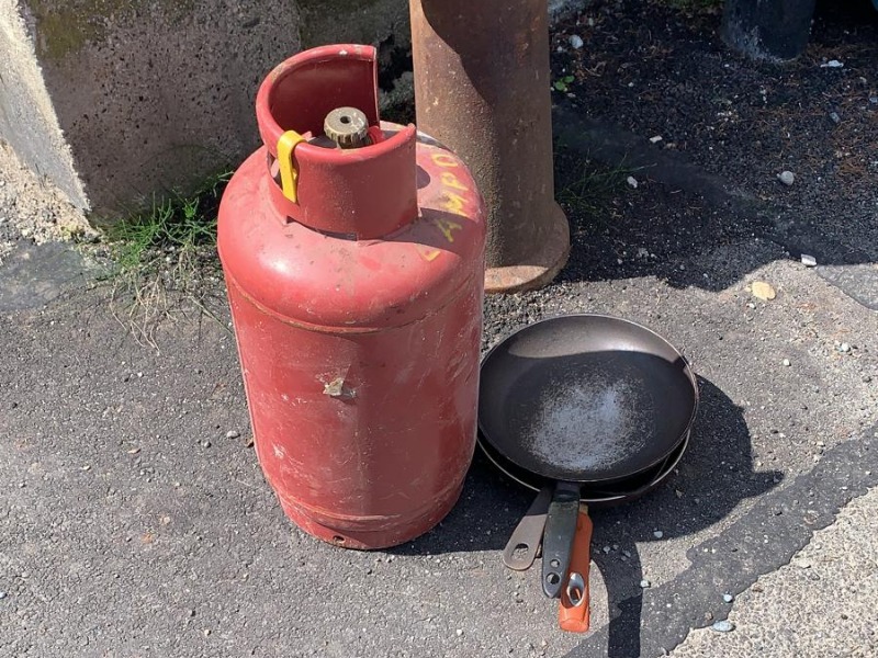 Bombola del gas lasciata davanti ad un palazzo