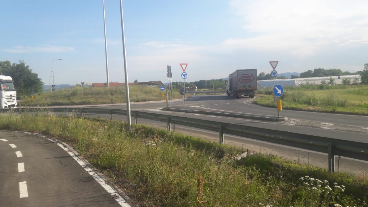 «Pista ciclabile monca e camion parcheggiati sulle rotonde: assurdo»
