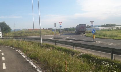 «Pista ciclabile monca e camion parcheggiati sulle rotonde: assurdo»