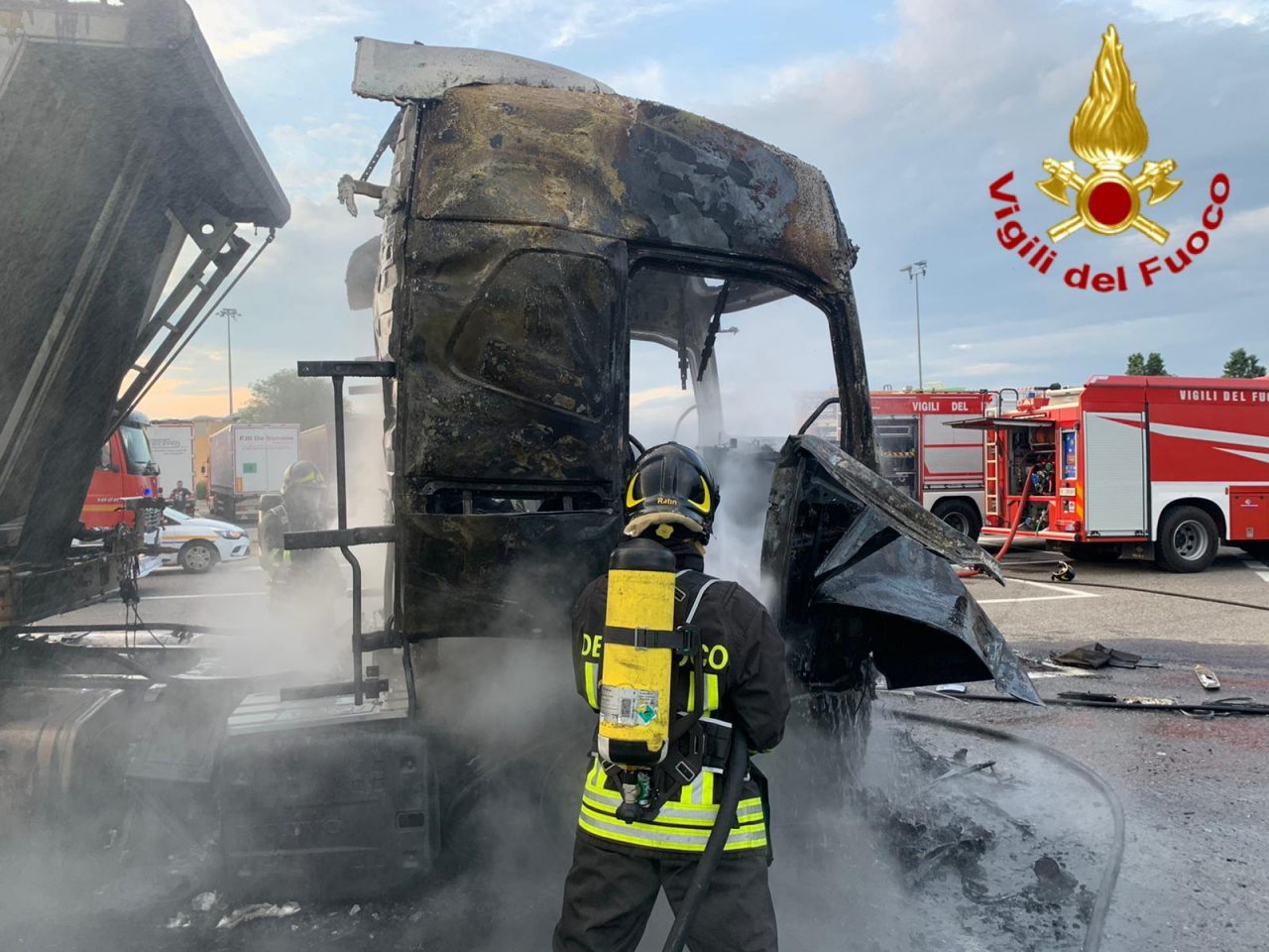 Camion in fiamme in autogrill, ustionato autista