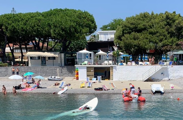 Barca a vela si ribalta: a bordo padre e figlio piemontesi