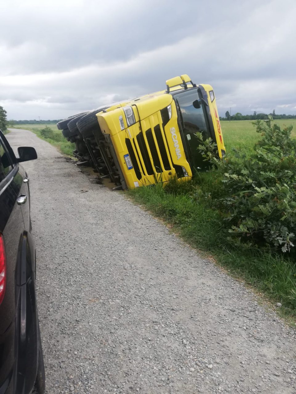 Camion cisterna finisce in un fosso