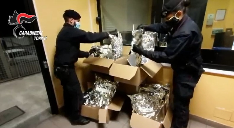 Ordinano bottiglie di vino per ricevere la droga IL VIDEO