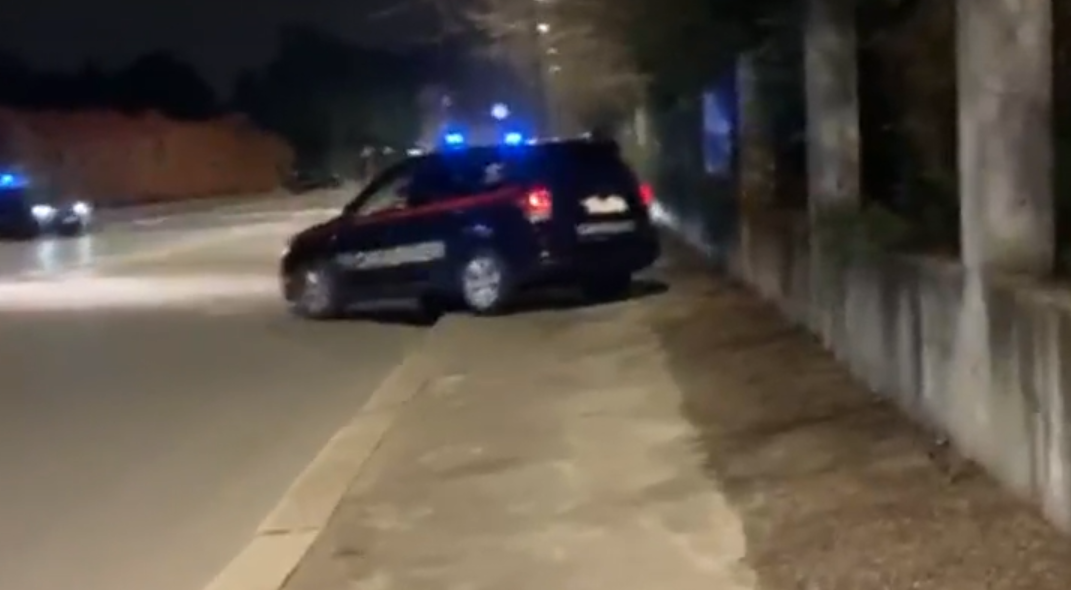 Rapina un uomo fuori da un locale, arrestato grazie alle cicatrici IL VIDEO