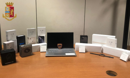 Ruba apparecchi high-tech con l'antitaccheggio nascosto nelle mutande
