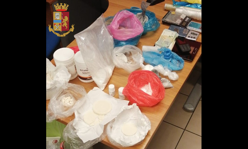 In casa aveva eroina, crack e cocaina: scoperto laboratorio dello spaccio