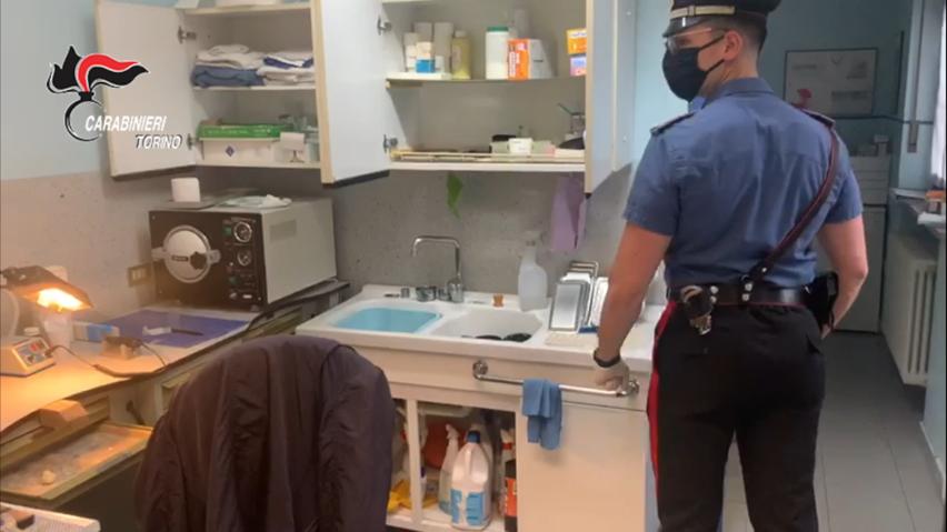 Padre e figlio si spacciano per dentisti: sequestrato studio abusivo IL VIDEO