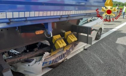 Auto si incastra sotto il rimorchio di un camion