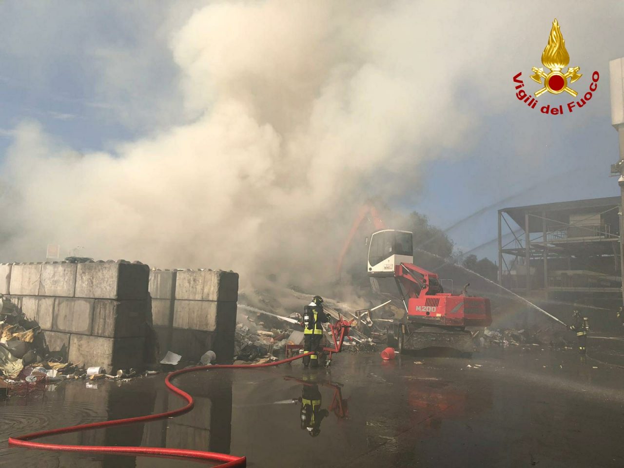 Brucia un deposito di rifiuti da smaltire