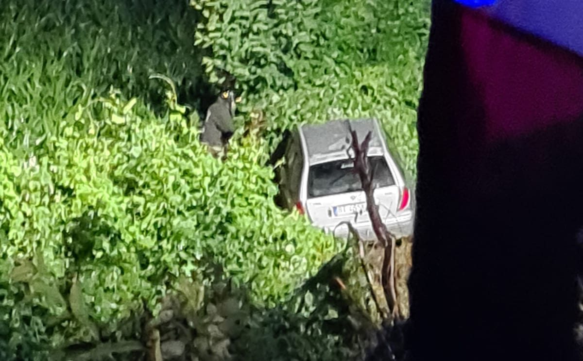 Auto nella scarpata: il proprietario è a casa che dorme