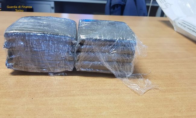 Non si ferma all’alt della Finanza: aveva 10 chili di droga in auto