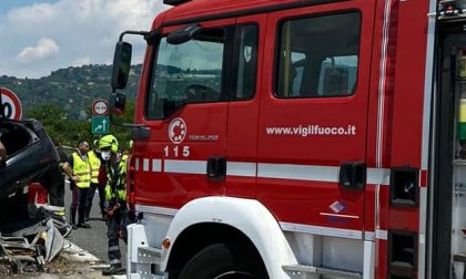 Auto si schianta contro il guardrail: un ferito