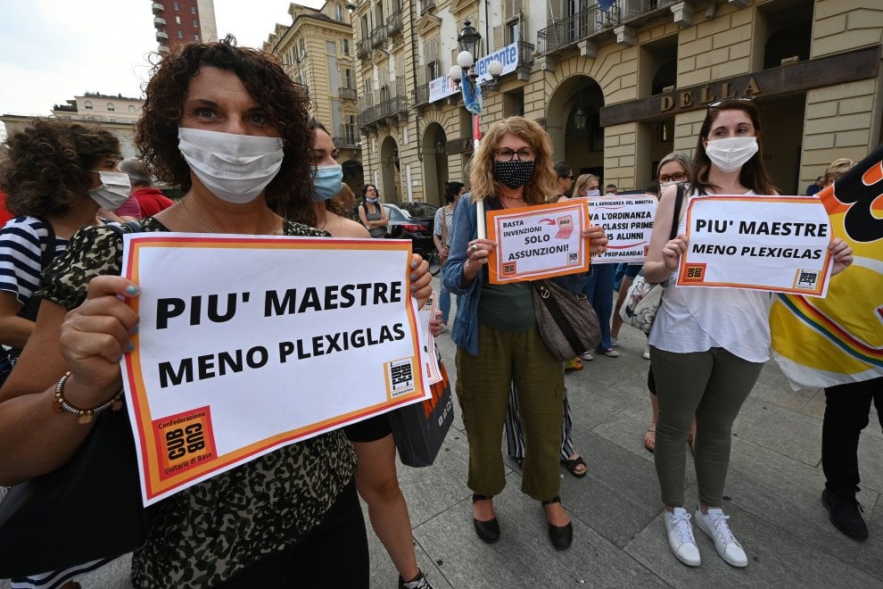 “Riaprite le scuole”: il giro di insegnati, studenti e genitori