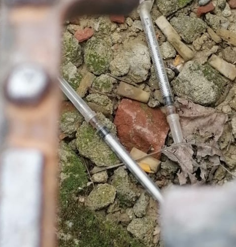 Siringhe gettate in un tombino a pochi passi dall’area fieristica