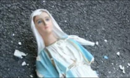 Statua della Madonna lanciata in strada
