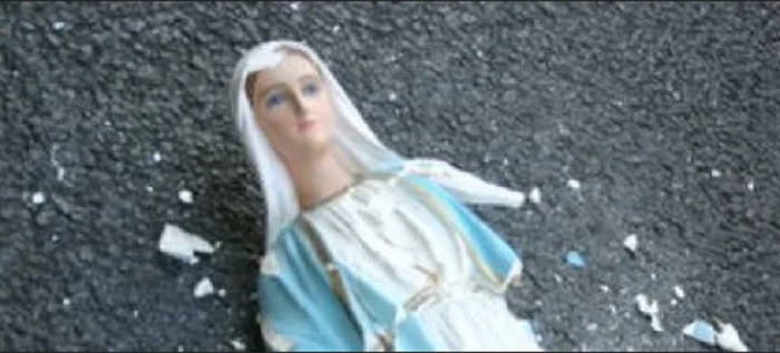 Statua della Madonna lanciata in strada