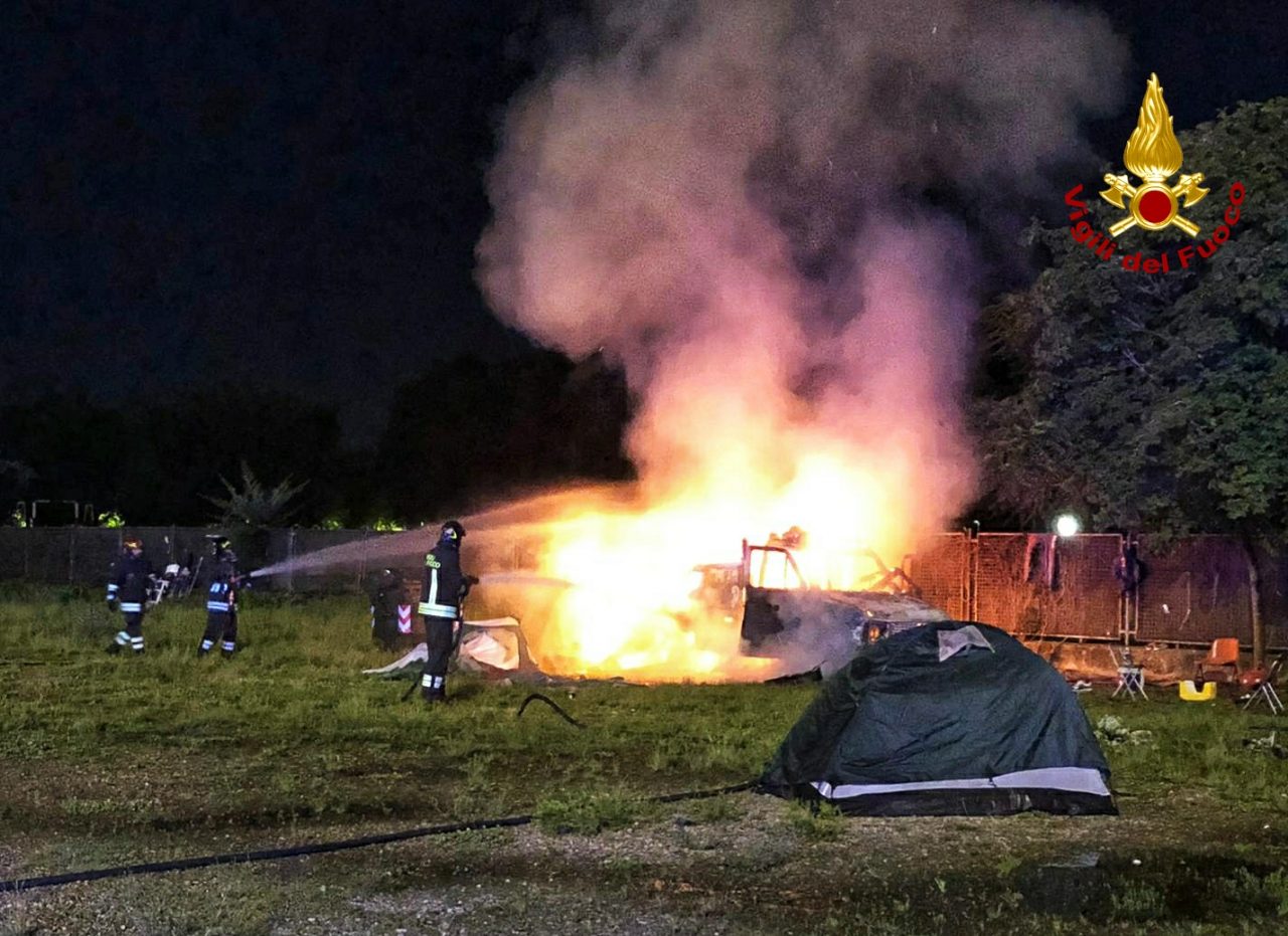 Incendio in un camper in piazza D’Armi LE FOTO
