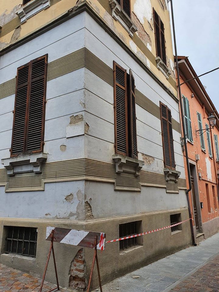 Calcinaccio cade dall’ex scuola sfiorando due donne