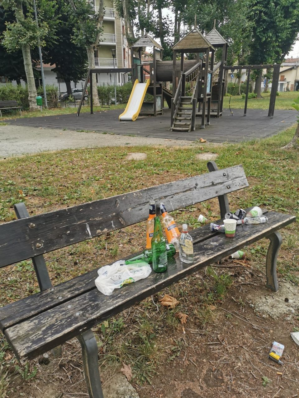 Bottiglie di birra e superalcolici vuote al parco giochi: che vergogna