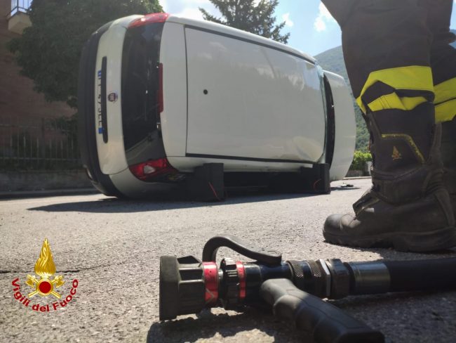 Dopo lo scontro, l’auto si cappotta