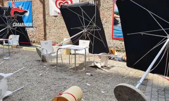 Armato di bastone, danneggia dehors del bar della Basilica