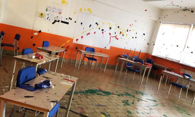 Vandalizzata la scuola primaria LE FOTO