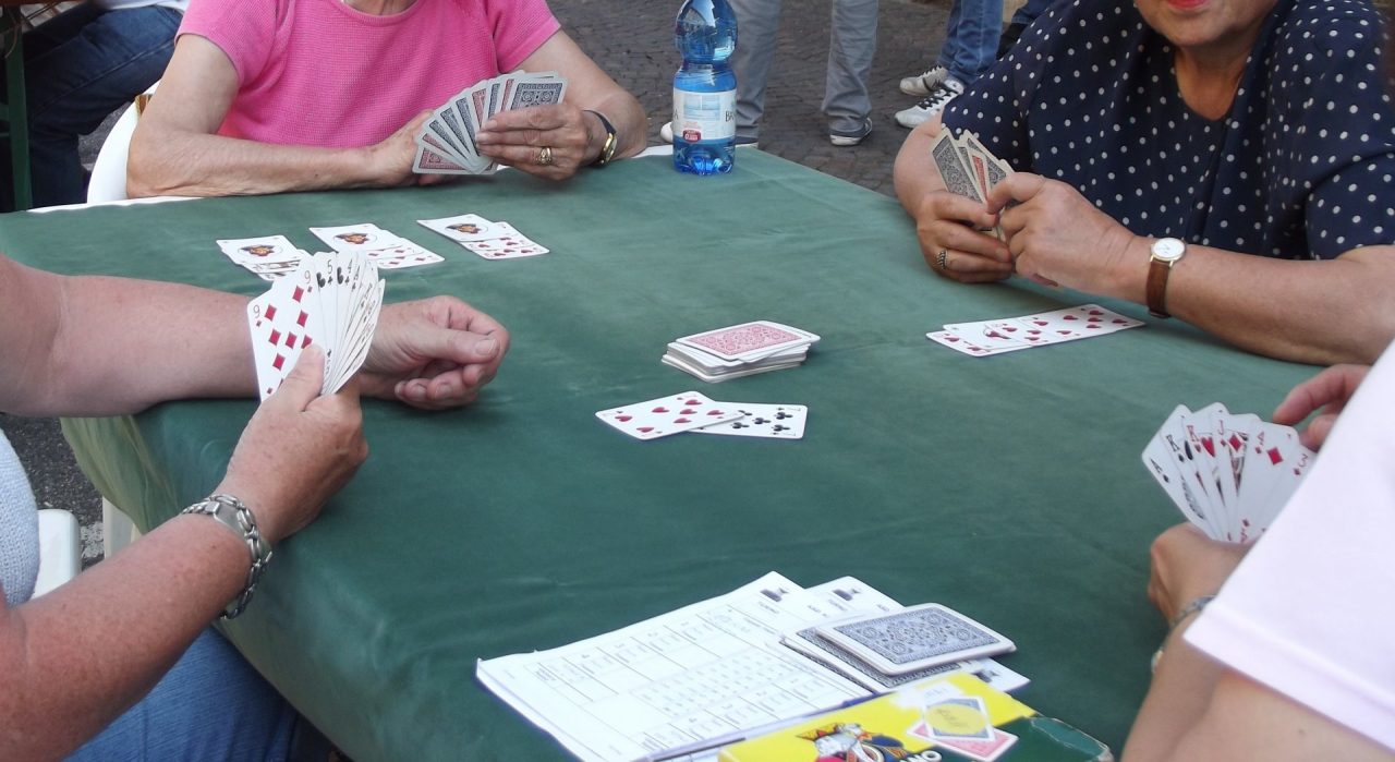 Si può tornare a giocare a carte