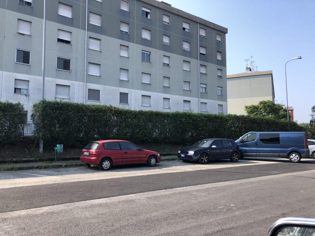 Offre farmaci ai bambini del quartiere