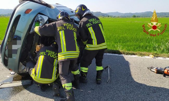Auto si ribalta, due bimbi in ospedale