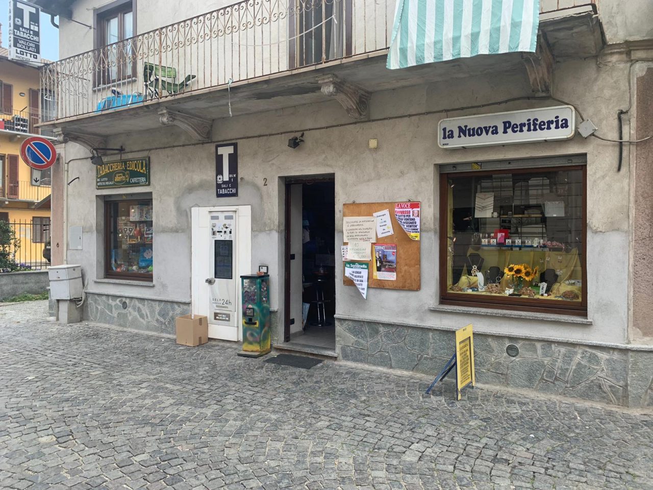 Donna sfascia la tabaccheria perché non le danno le sigarette gratis