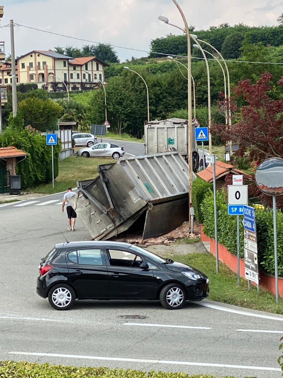 Rimorchio che trasporta scarti di macellazione si ribalta a Caluso