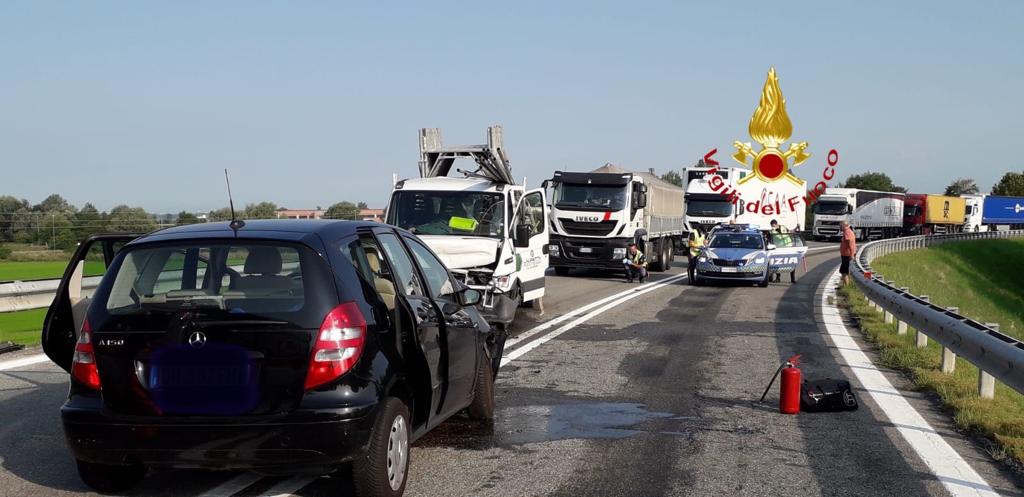 Violento incidente tra un’auto e un furgone: morta una donna