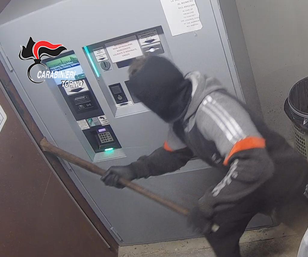 Furti ai parchimetri, arrestata la banda del palanchino