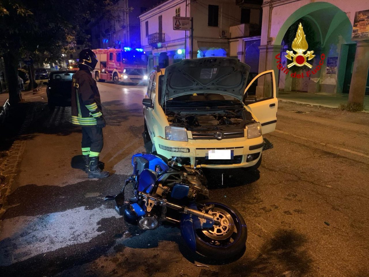 Dopo l’incidente la moto rimane incastrata sotto l’auto: centauro in ospedale