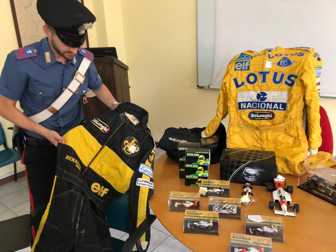 Il tesoro di Ayrton Senna trovato in un bazar di Chivasso LE FOTO