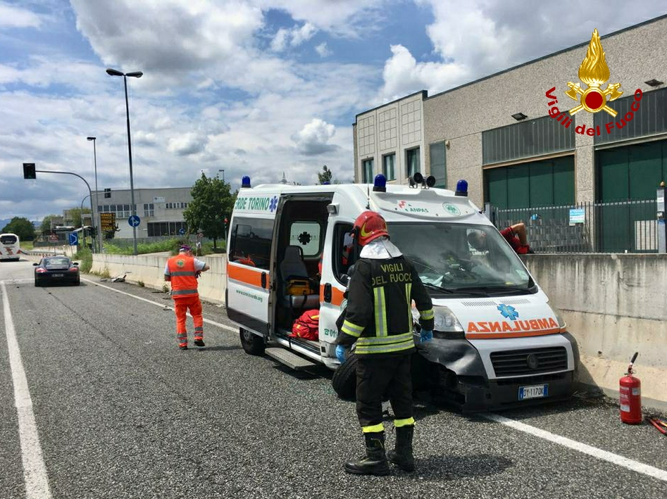 Ambulanza coinvolta in un incidente mentre trasporta un ferito