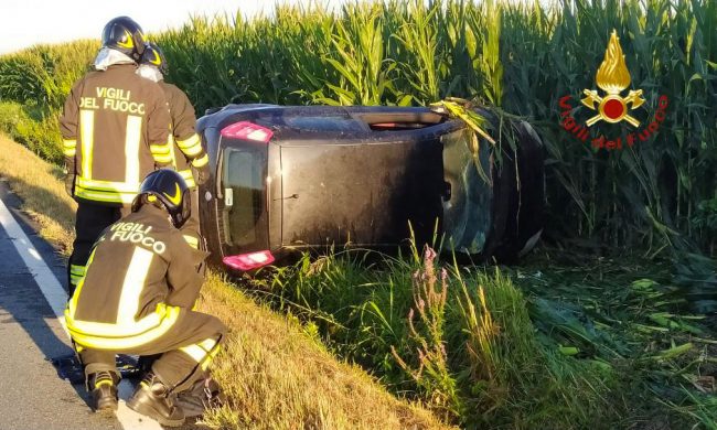 Auto si ribalta tra Tronzano e Cigliano: un ferito