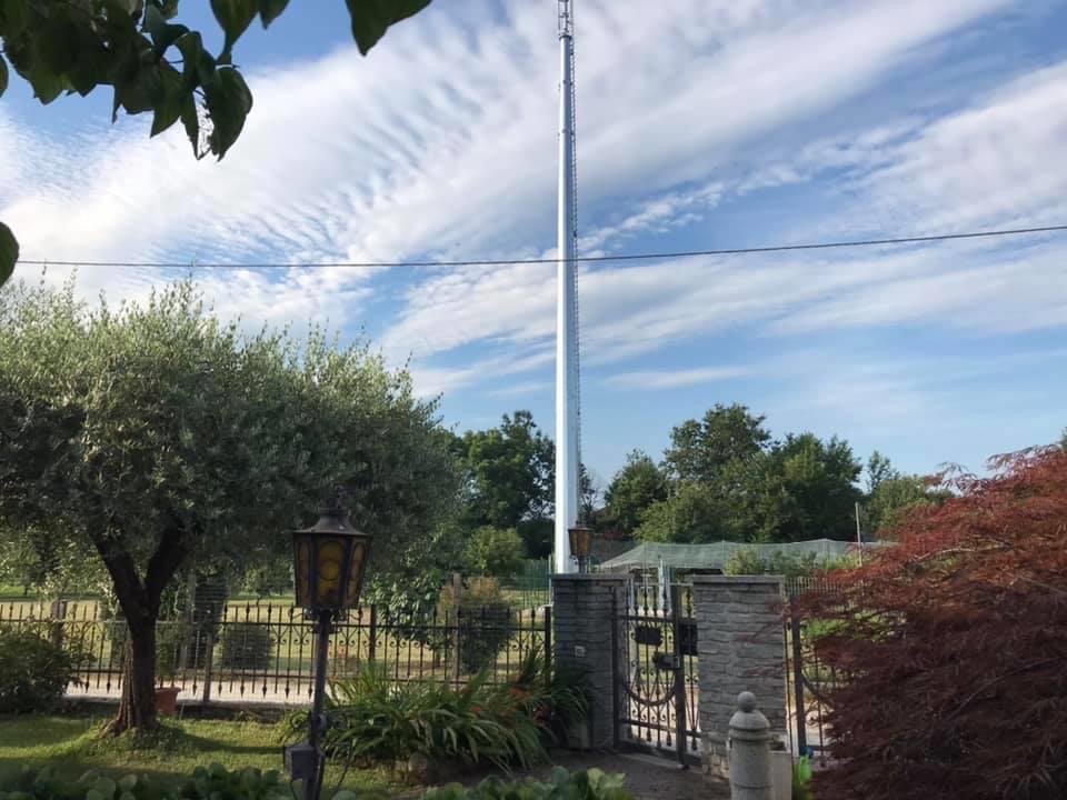 «L’antenna 4G è troppo vicina alle  case, adesso temiamo per la nostra salute»