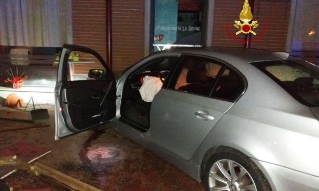 Scontro tra auto, una finisce nel dehors di un ristorante