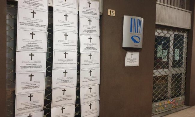 Morti aspettando la cassa integrazione: necrologi shock di CasaPound davanti all’ INPS