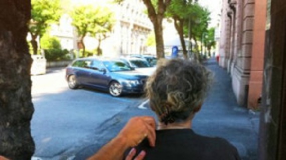 Vogliono portarle via la collana: nonna mette in fuga gli scippatori