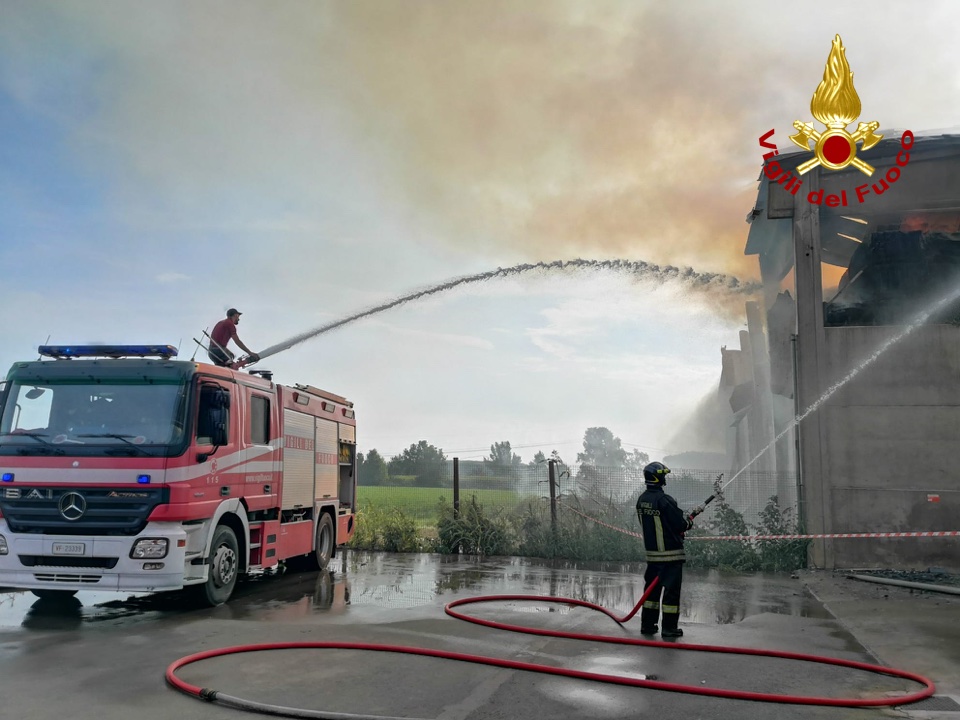 Incendio in un capannone agricolo IL VIDEO