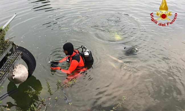 Auto scivola nel lago